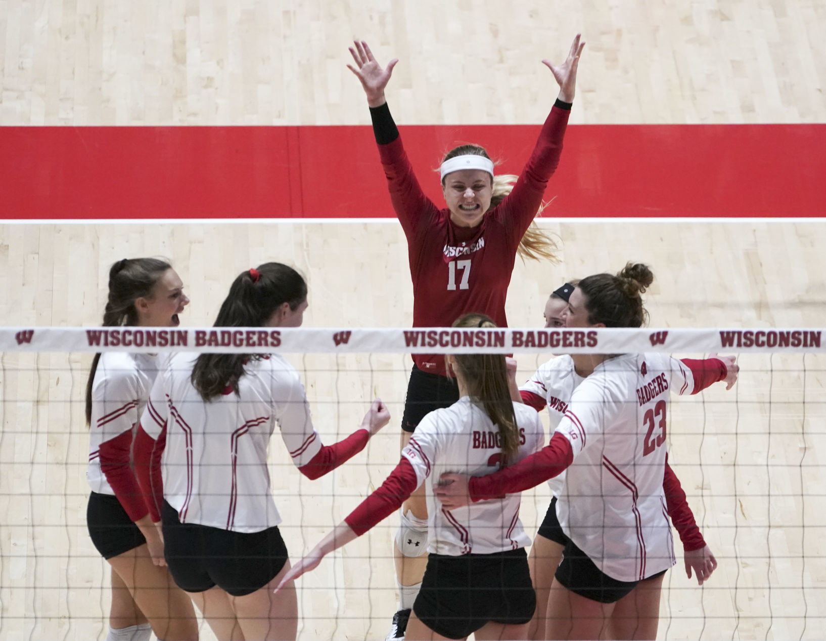 2019-10-13-UW vs MN Volleyball 05-10132019172318